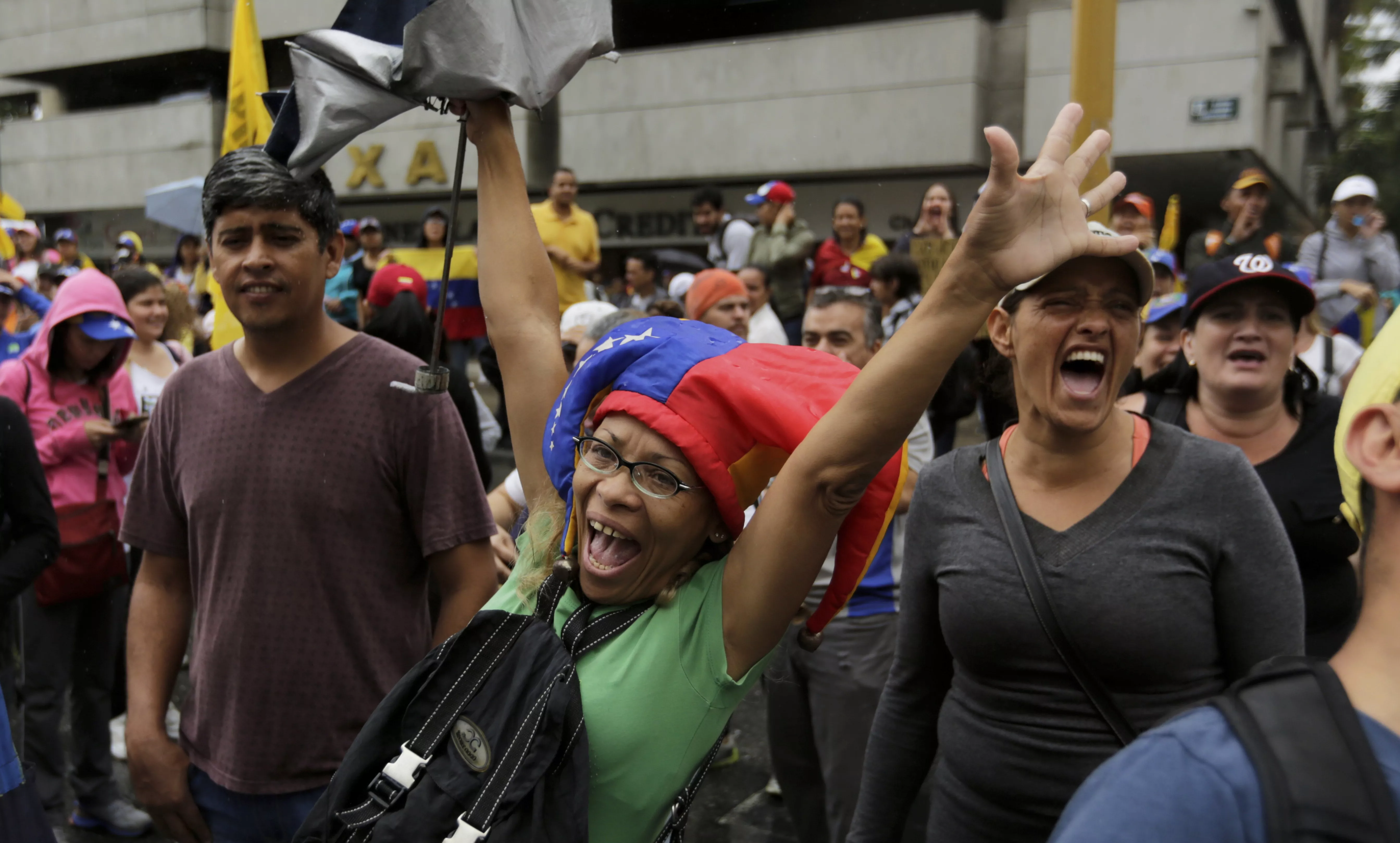 4. Los miembros de la oposición gritan consignas contra el presidente de Venezuela, Nicolás Maduro, durante una protesta en Caracas, Venezuela.
