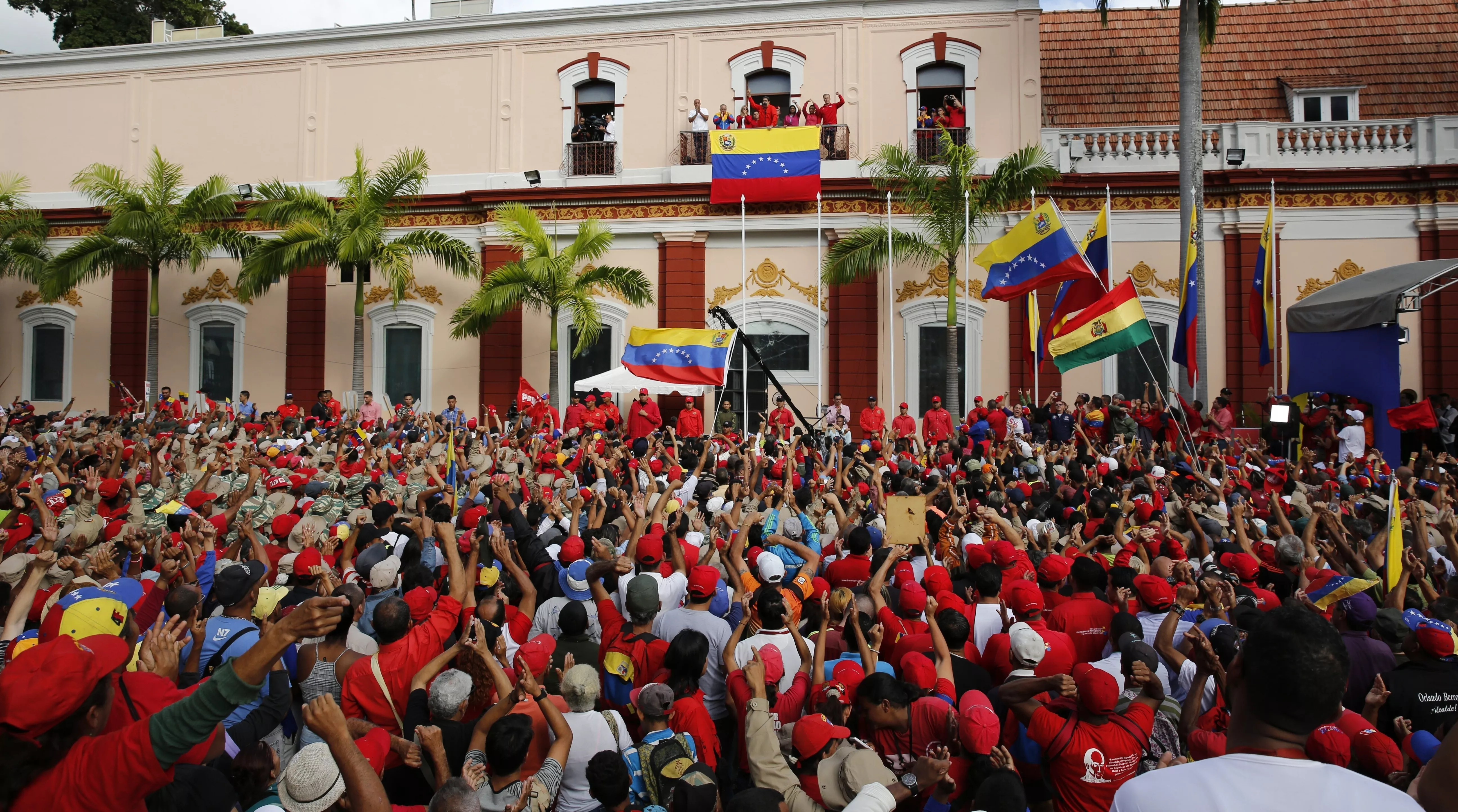 11. El presidente de Venezuela, Nicolás Maduro, habla a sus partidarios desde un balcón en el palacio presidencial de Miraflores durante un mitin en Caracas, Venezuela.