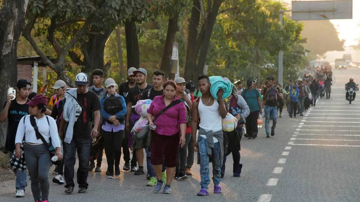 Caravana migrante comienza su ruta por el sureste de México