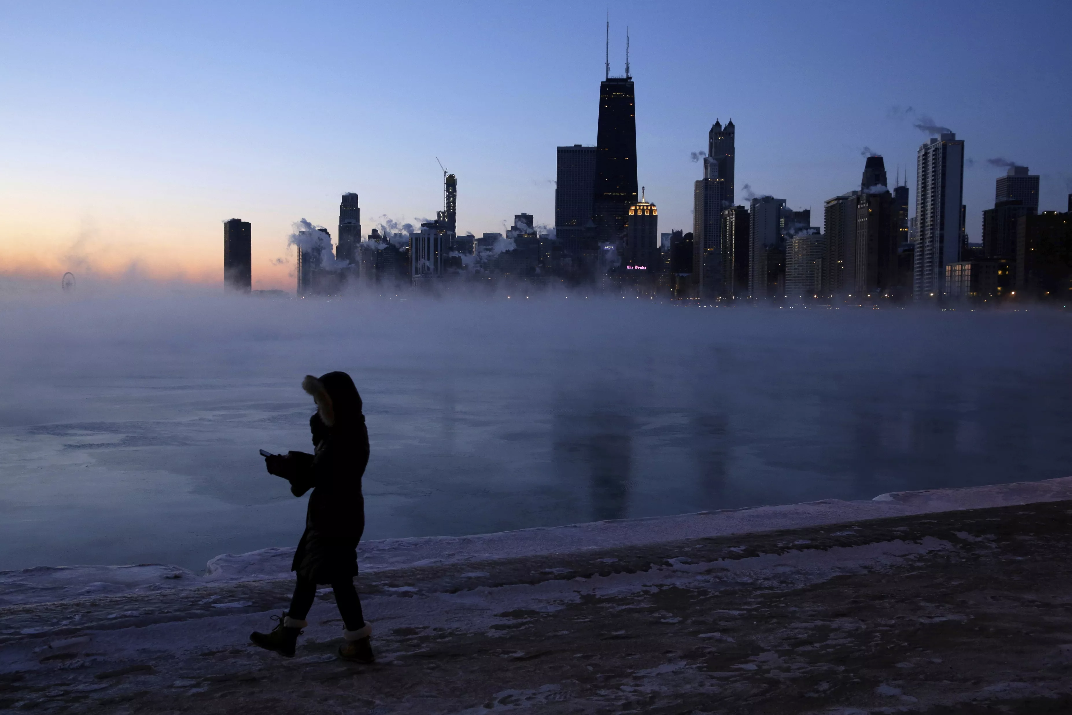 2. Una persona camina en la orilla del Lago Michigan, en Chicago. (AP Foto/Kiichiro Sato)