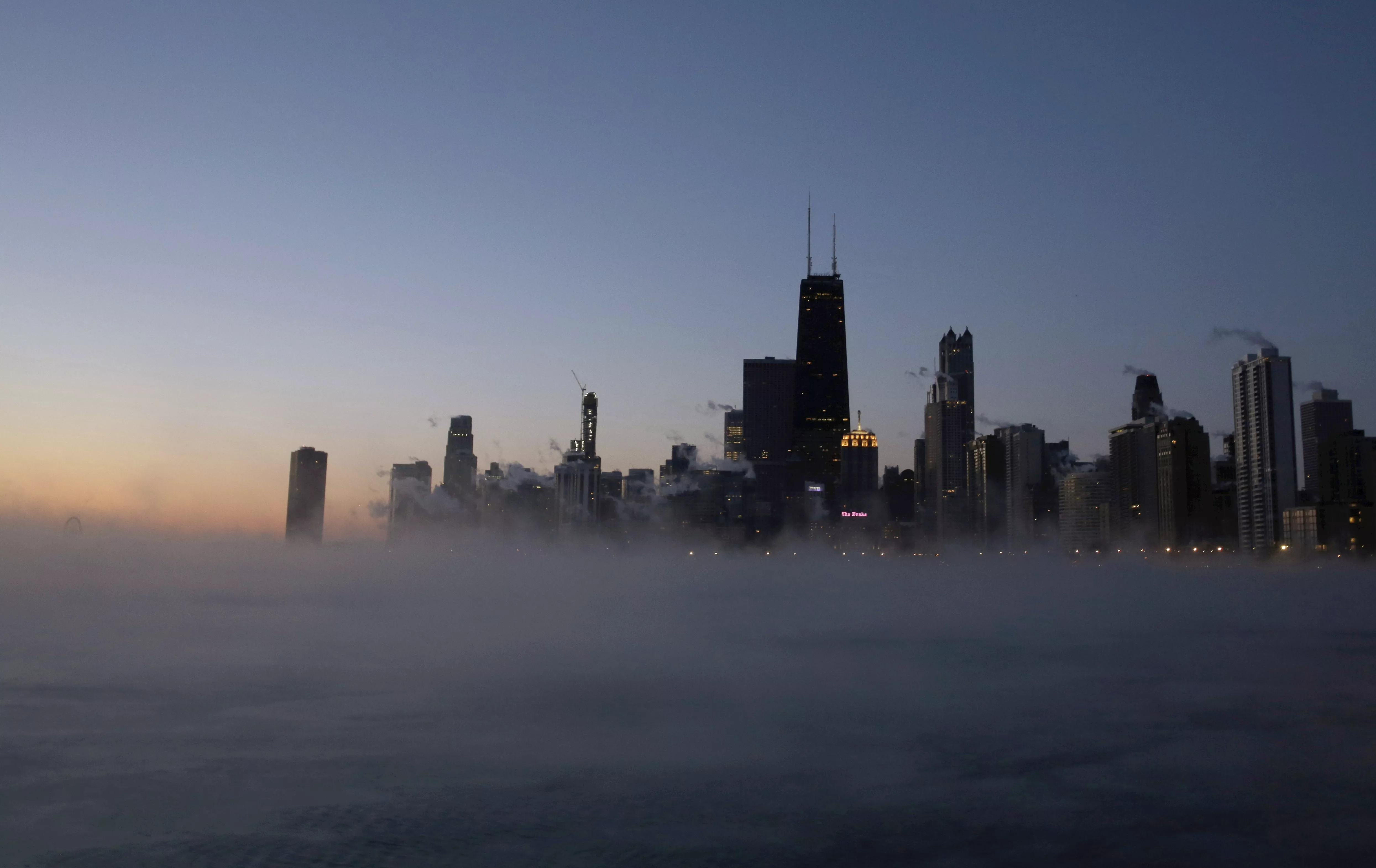 9. El vapor se eleva en la superficie del lago Michigan. AP