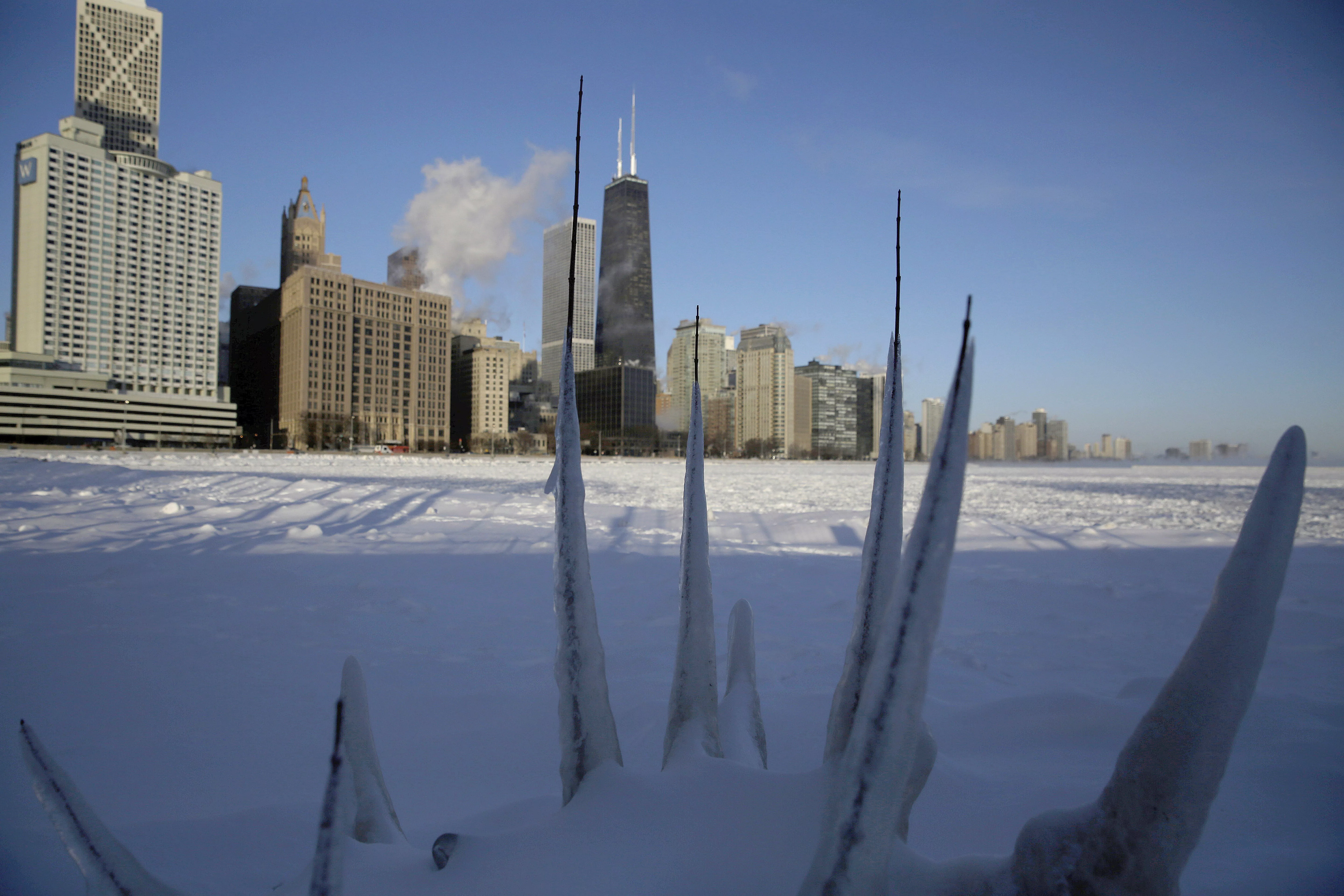 8. El hielo se forma a lo largo de la orilla del lago Michigan. AP