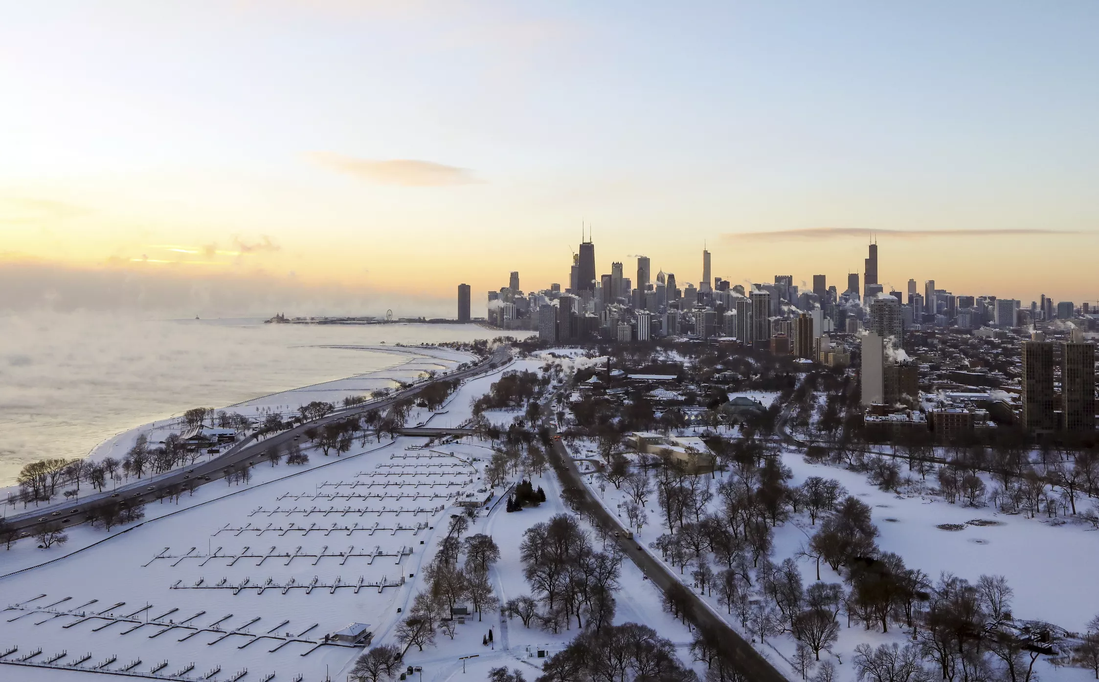 7. Hielo cubre el área junto al lago Michigan en Chicago el miércoles, 30 de enero del 2019. Las temperaturas se están desplomando en Chicago y las autoridades advirtieron a la gente que evite aventurarse al exterior. (AP Foto/Teresa Crawford)