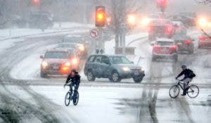 Tres muertos y más de un millar de vuelos cancelados en EE.UU. por tormenta