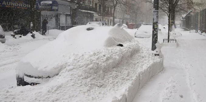 Gobernador Cuomo anuncia hasta 20 pulgadas de nieve para NY