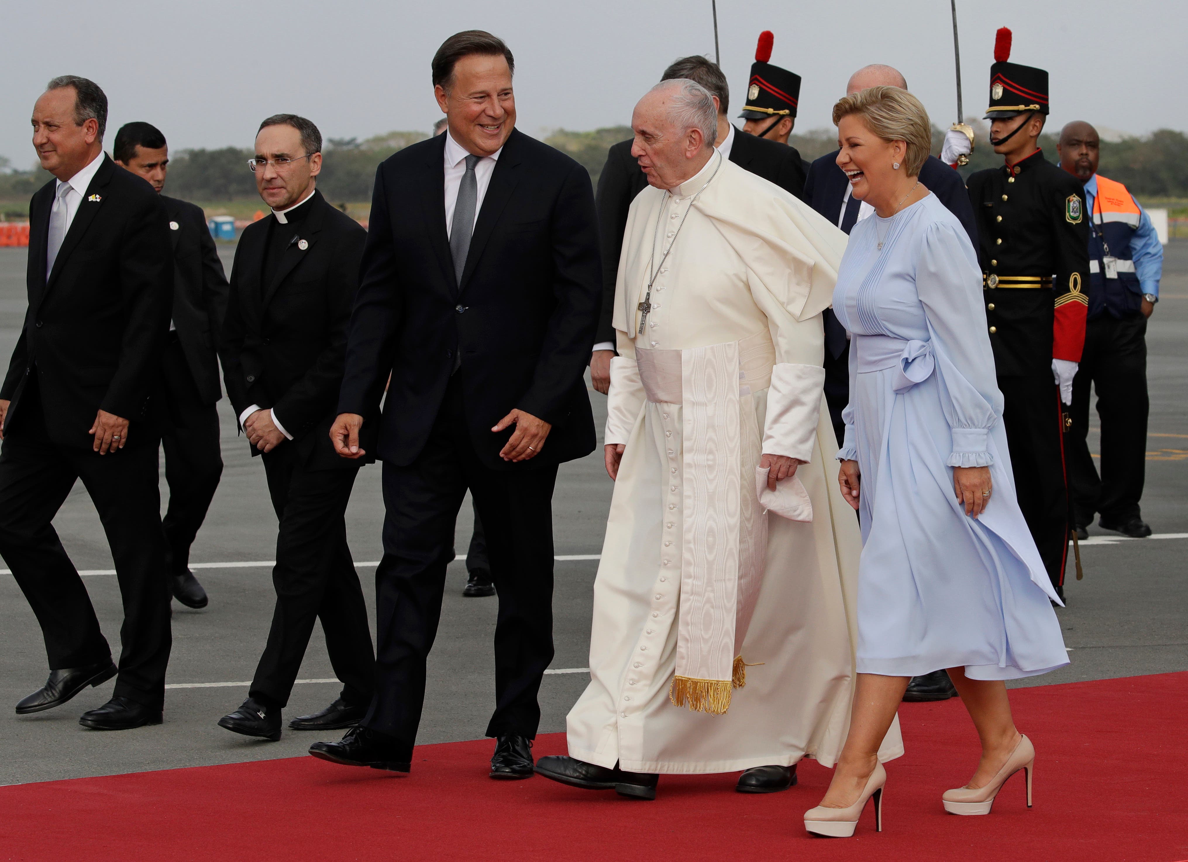 Papa Francisco arriba a Panamá para encuentro con jóvenes