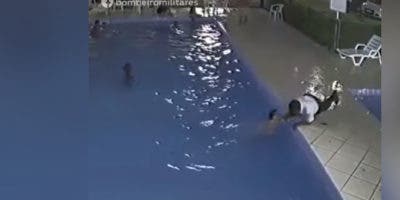 El portero de un condominio salva a un niño que se ahogaba en una piscina