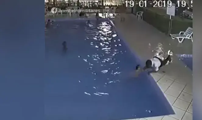 El portero de un condominio salva a un niño que se ahogaba en una piscina