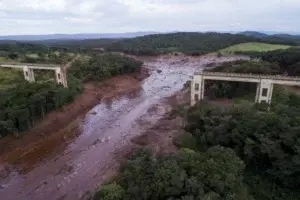 Al menos 9 muertos y 300 desaparecidos tras colapso de presa en Brasil