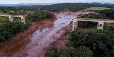 Al menos 9 muertos y 300 desaparecidos tras colapso de presa en Brasil