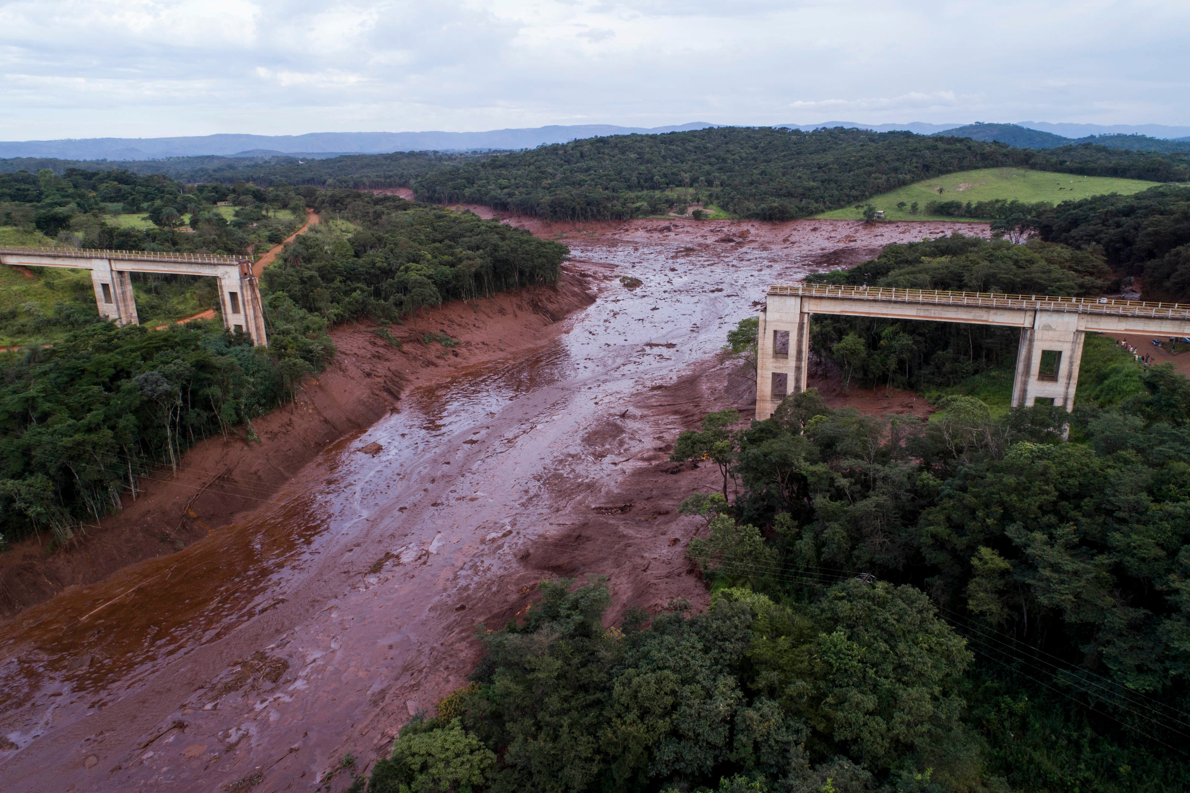 Al menos 9 muertos y 300 desaparecidos tras colapso de presa en Brasil