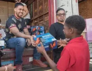 El bachatero Romeo Santos entrega juguetes a niños de la Capital