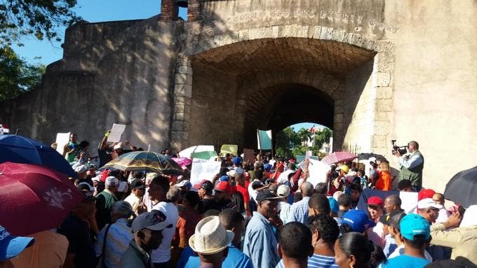 Integrantes familia Rosario realizan marcha en demanda se les entregue herencia