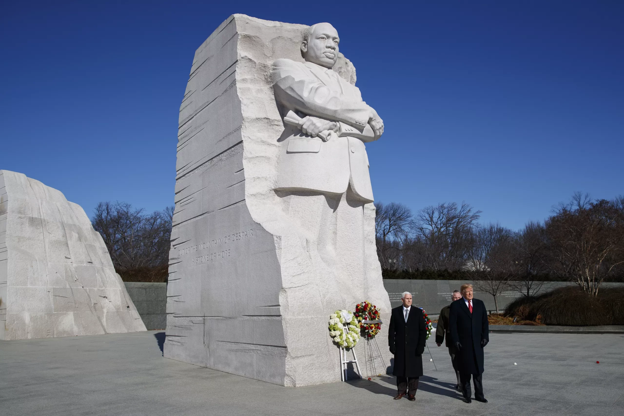 Trump visita por sorpresa el monumento a Martin Luther King Jr.