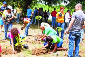 Estudiantes en plan  de siembra.