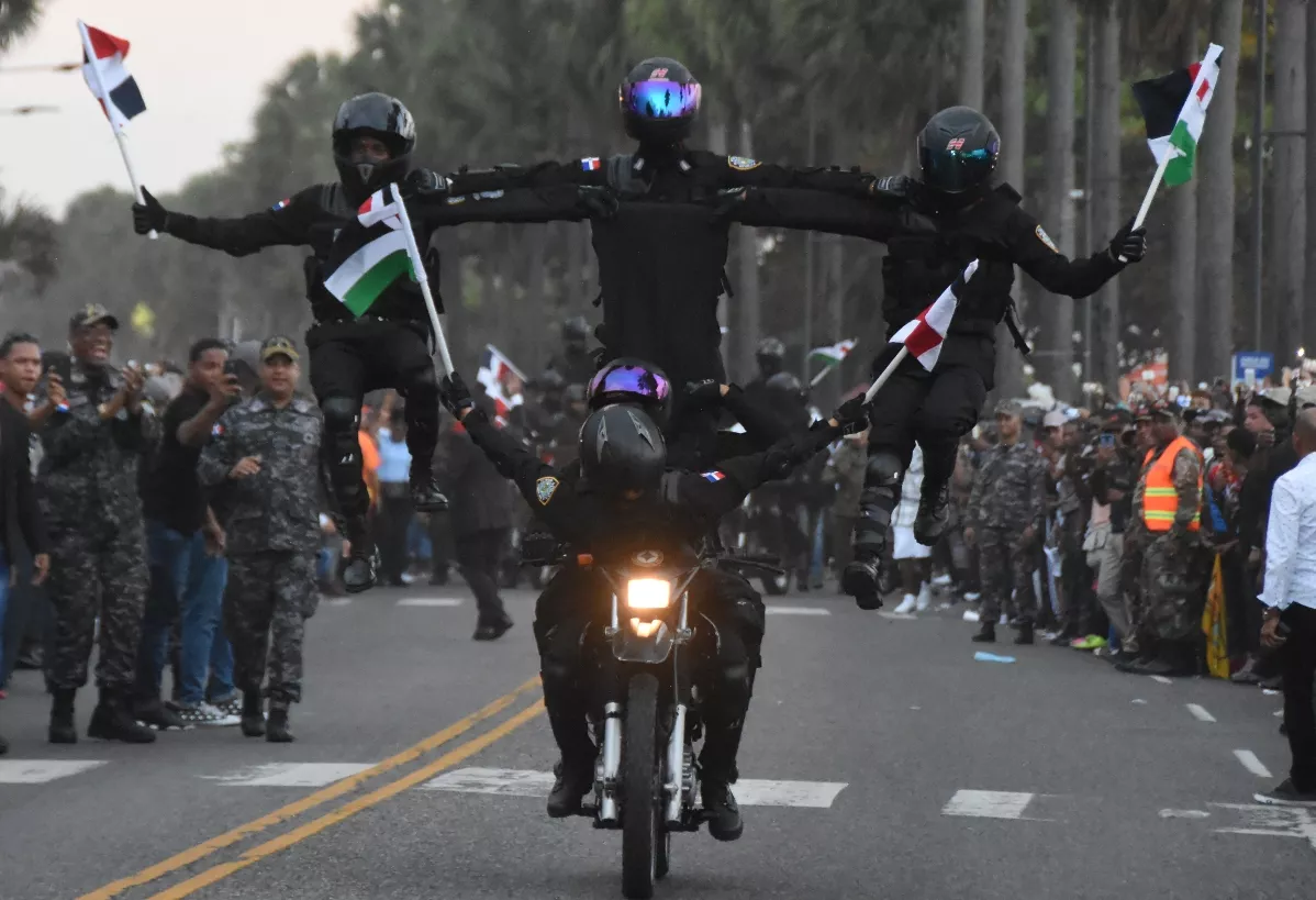 El desfile militar concita espectadores