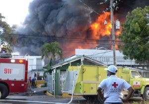 Incendio destruye fábrica de plásticos y cartón en Haina