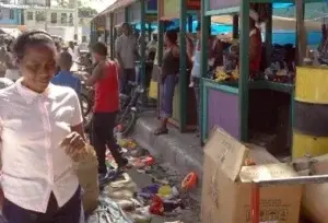 La basura arropa el mercado de Los Guandules