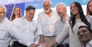 Víctor Urrutia, secretario de Energía;  Monica Luipianez, Juan Carlos Varela,  Rolando González, Bill Clinton y ejecutivos y clientes de InterEnergy presenciaron inicio del Parque IKAKOS.