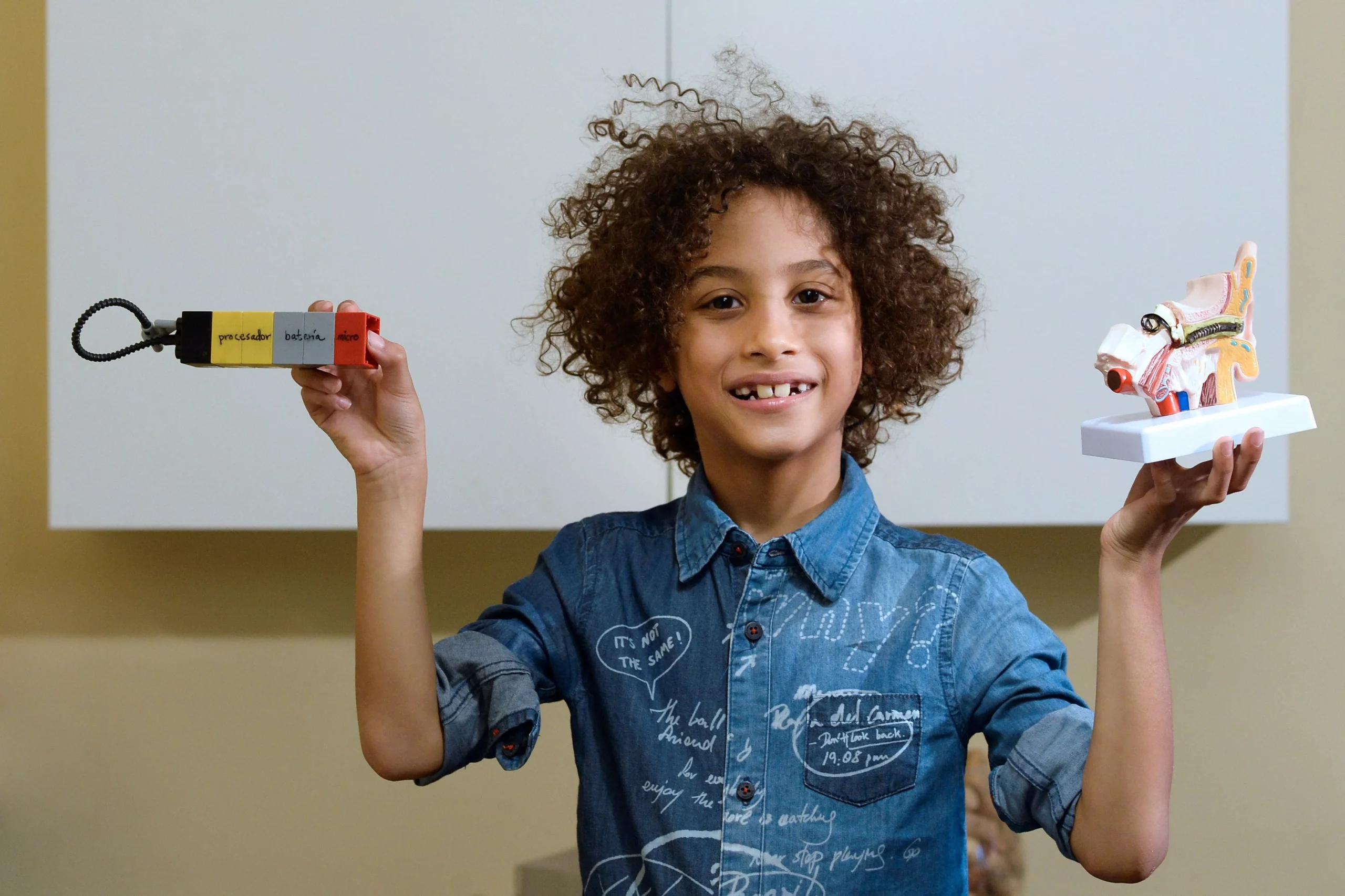 Fernando, el niño dominicano de 8 años que ha ideado un implante auditivo revolucionario