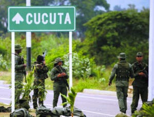 Venezuela militariza paso a Colombia