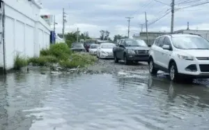 Drenaje colapsado en municipio Santo Domingo Oeste crea caos en intersección