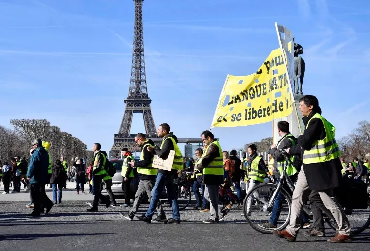 Colectivo sigue protestas en las calles de Francia