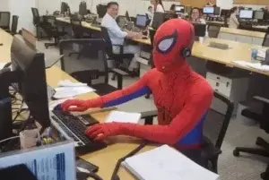 Se vistió de Spiderman para despedirse