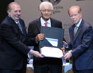 Eduardo Selman y  José Luis Corripio Estrada  entregan  reconocimiento.