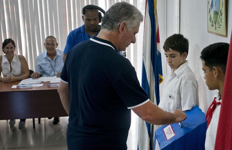 Cubanos aprueban nueva Constitución