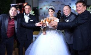 Dianabell Gómez y  Franklin Mirabal  junto a los padrinos Frederick Martínez “el Pachá”, Sammy Sosa   y Juanchy Sánchez.