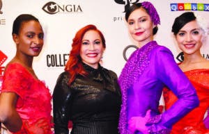 Marisol Henríquez, al centro  junto, a modelos en el desfile.