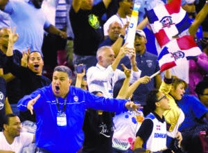 Fanáticos dominicanos celebran la clasificación. alberto calvo
