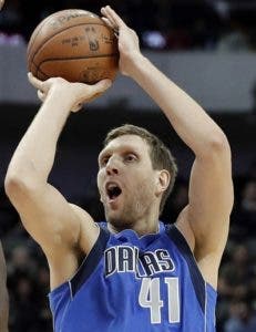 Dirk Nowitzki evalúa aplazar su retiro