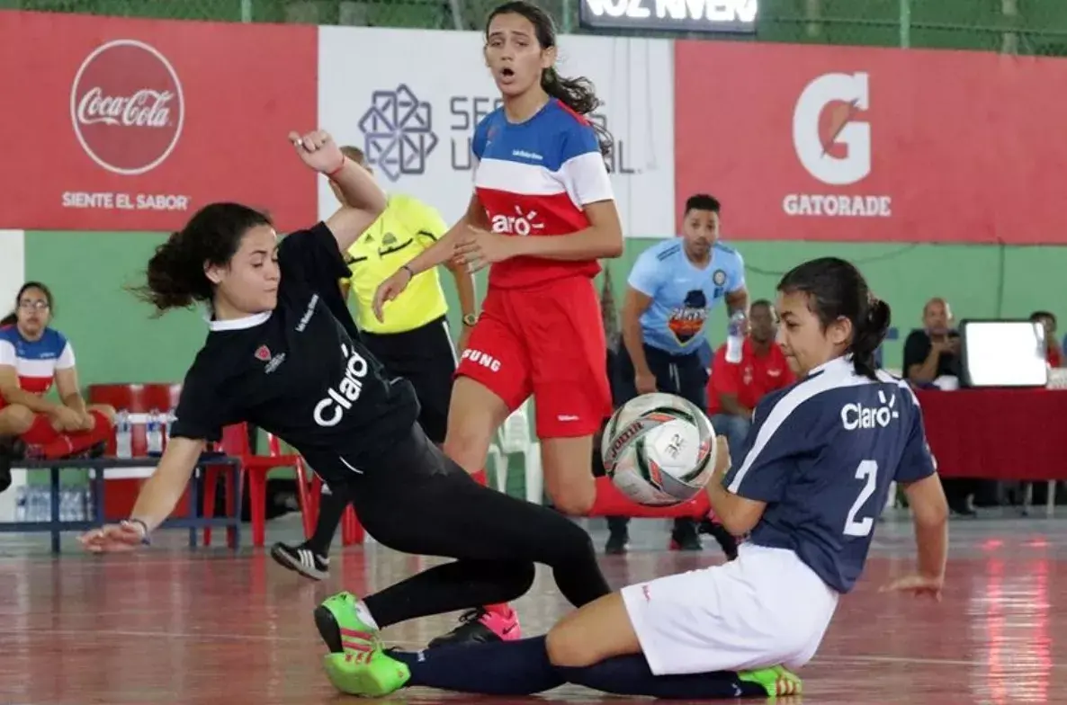 El Babeque y Saint Michaels clasifican en futsal colegial