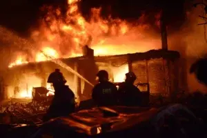 Un masivo incendio en el casco antiguo de Dacca dejan al menos 70 muertos