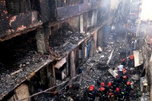 El incendio comenzó a primera hora de la noche del miércoles en un edificio de cinco plantas conocido como Mansión Haji Wahed, en el que se encontraba un almacén de productos de plástico y que horas después de ser arrasado por las llamas empezaba a tambalearse, mientras el fuego se extendía a los edificios adyacentes.