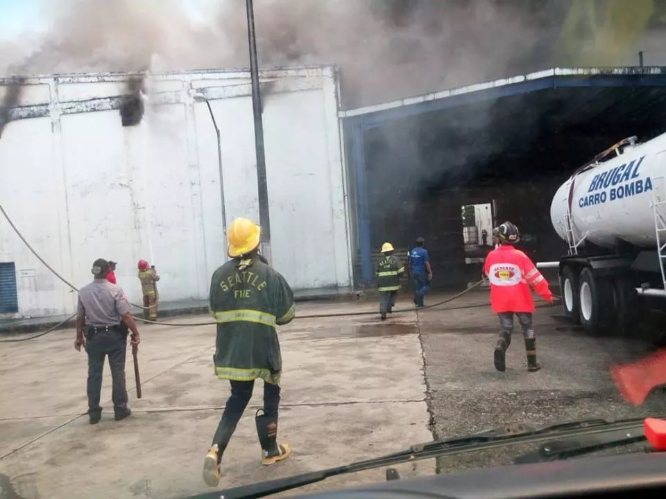 Varios bomberos resultan afectados en fuego en Casa Brugal