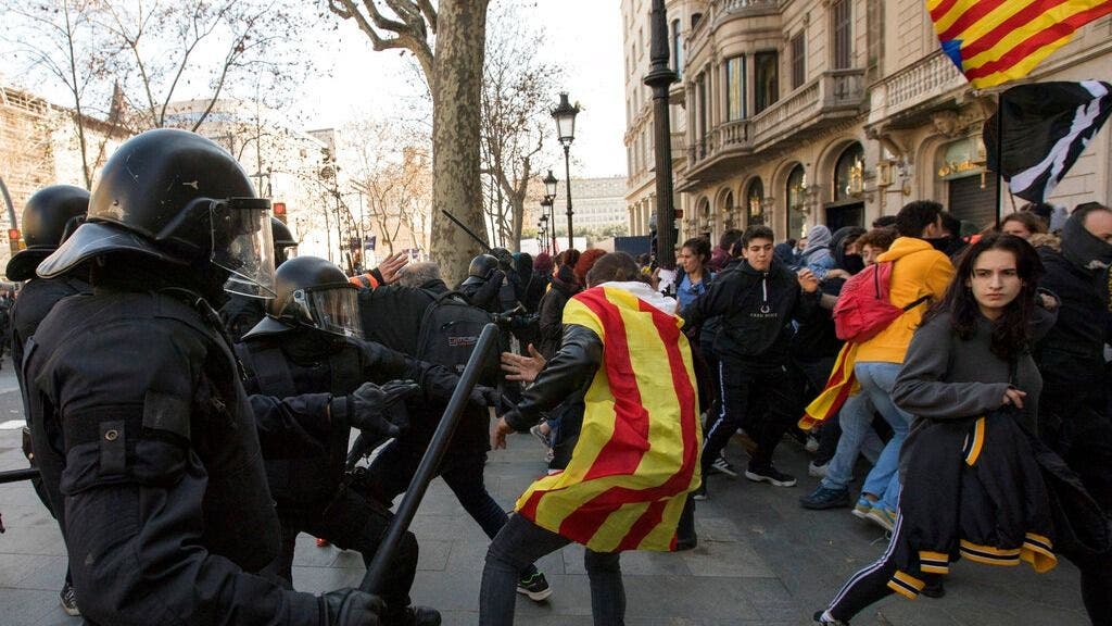 Catalanes protestan por juicio separatistas