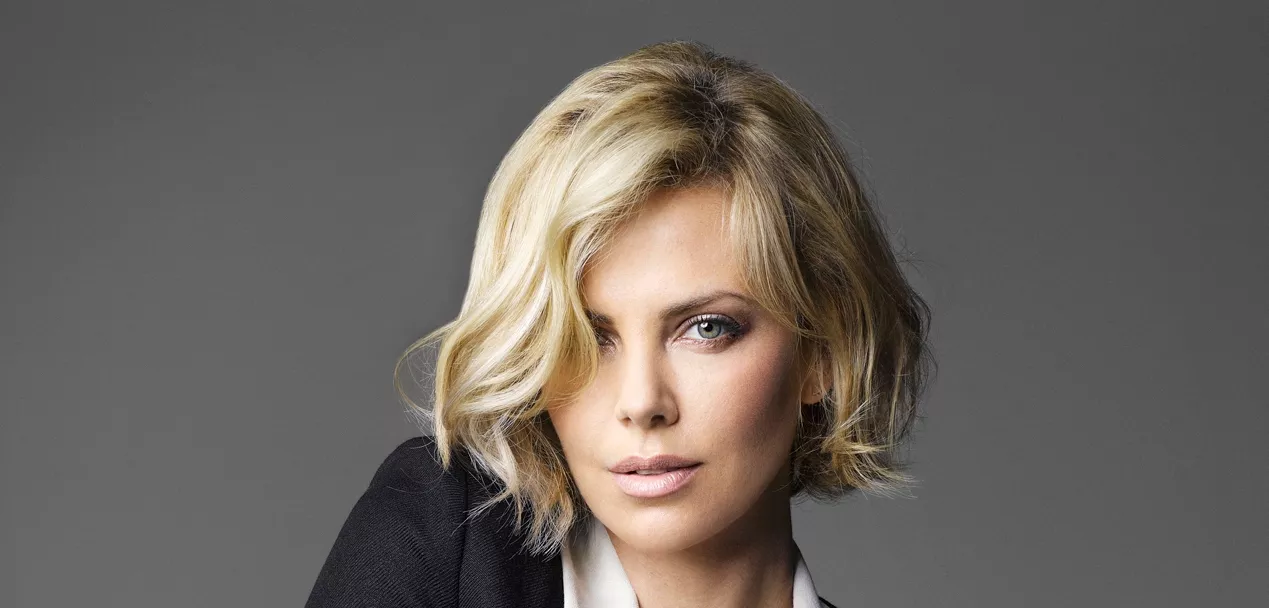 Charlize Theron niega salga con Brad Pitt