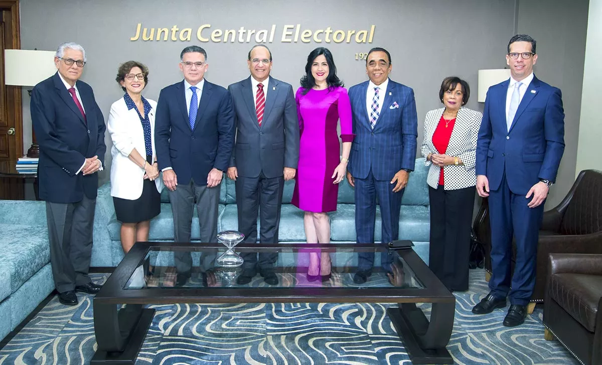 Los miembros del CONEP fueron recibidos por ejecutivos de la JCE.