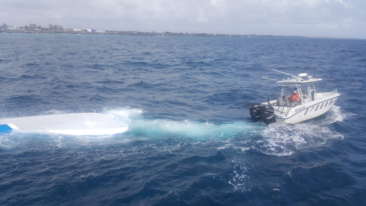La Armada recupera lancha que se hundió en el mar Caribe próximo al kilómetro 13 de Las Américas