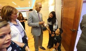 Mariano Rivera visita niños especiales en República Dominicana