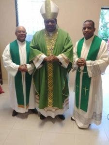 Mons. Jesús Castro Marte junto a los sacerdotes Domingo Vásquez y José Alberto Vargas.