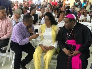 El obispo Jesús Castro conversa con el alcalde René Polanco y la senadora Cristina Lizardo previo a la ceremonia.