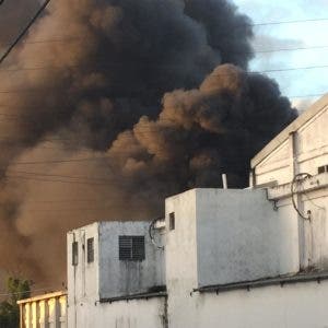 Celso Marranzini atribuye dimensión del incendio fábrica de plástico Flexopack a falta de agua en la zona