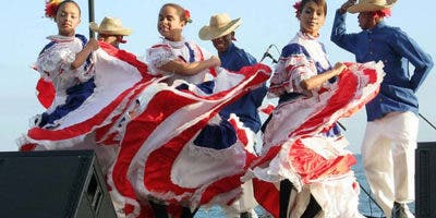 El carnaval dominicano llena de bachata y merengue a un museo de Uruguay