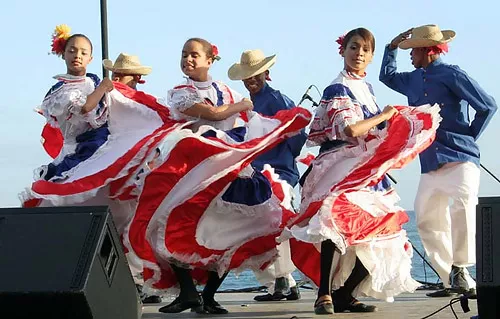 El carnaval dominicano llena de bachata y merengue a un museo de Uruguay