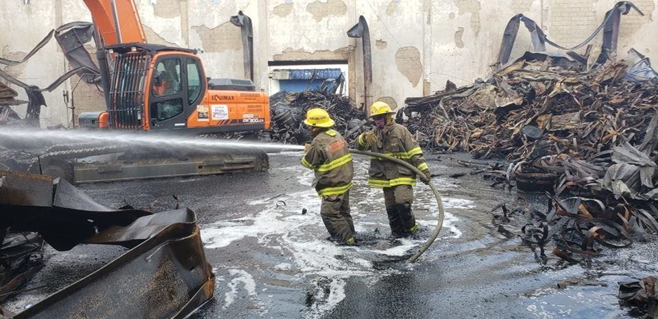 Sofocan en un 95% incendio en depósito de Casa Brugal en Puerto Plata