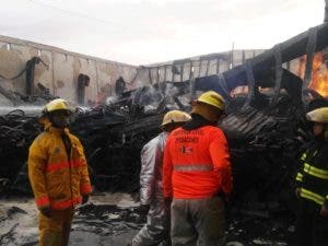 Continúa el fuego en Casa Brugal; bomberos luchan para sofocarlo